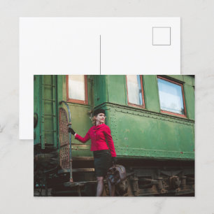 Vintage-Retro-Frau im Bahnhof Postkarte