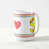 Vintage Retro Softball Number 9 Varsity Kaffeetasse (VorderseiteRechts)