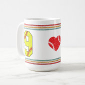 Vintage Retro Softball Number 9 Varsity Kaffeetasse (Vorderseite Links)
