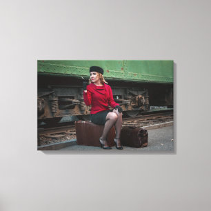 Vintage Retrofrau am Bahnhof Leinwanddruck