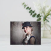 Vintage Retrofrau Postkarte (Stehend Vorderseite)