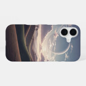 Vintage-Ringplanet über den Hügeln iPhone 16 Hülle (Rückseite (Horizontal))