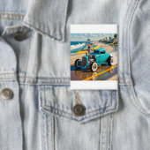Vintage Roboter mit einem Surfbrett am Strand Button (Insitu)