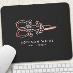 Vintage Rose Gold Scissor Haar Stylist-Logo Mousepad<br><div class="desc">Vintage Rose Gold Scheren Haar Stylist Logo Maus Pad. Dieses elegante,  moderne und trendige Businessdesign besticht durch Vintage Scheren auf einem soliden schwarzen Hintergrund. Ideal für Haarstylisten,  Näherinnen oder Salonbesitzer.</div>