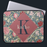 Vintage Rose William Morris Monogram Laptop Laptopschutzhülle<br><div class="desc">Dieses schlichte und dennoch elegante Design besticht durch ein elegantes William Morris inspiriertes Blumenmuster in einer Vielfalt staubiger Rose, Rot, Blues und Cremes. Schützen Sie Ihren Laptop oder Ihr Tablett stilvoll. Fügen Sie einen Namen hinzu, um ihn zu personalisieren. Macht ein großartiges Weihnachts- oder Muttertagsgeschenk. Erstellt von der einfachen Farmhouse...</div>