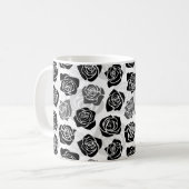 Vintage Rosen in Schwarzweiß Kaffeetasse (Vorderseite Links)