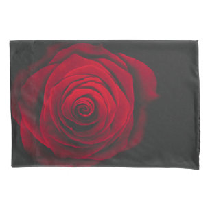 Vintage rote Rose auf schwarzem Hintergrund Kissenbezug
