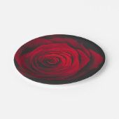 Vintage rote Rose auf schwarzem Hintergrund Pappteller (Schrägansicht)