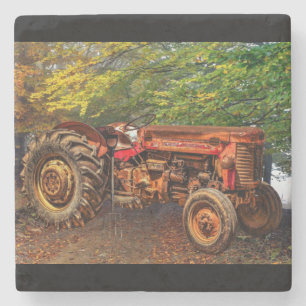 Vintage roter Landtraktor Steinuntersetzer
