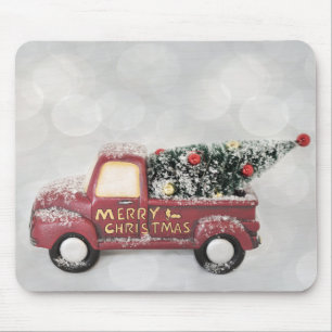 Vintage roter Spielzeug-LKW mit einem Weihnachtsba Mousepad