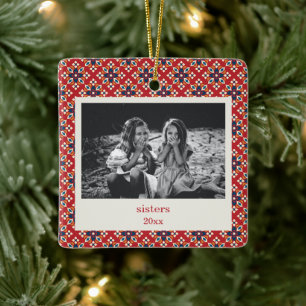 Vintage rotes blaues Weihnachtsfoto Schwestern Keramikornament