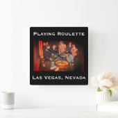 Vintage Roulette Szene, Las Vegas, Nevada Quadratische Wanduhr (Zuhause)