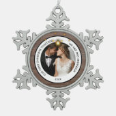 Vintage Rustikale Mr. & Mrs. Schneeflocken Zinn-Ornament (Vorderseite)