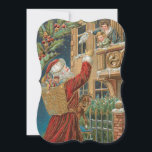 Vintage Sankt, die Geschenke holt Feiertagskarte<br><div class="desc">Reich gefärbt und mit Goldhöhepunkten verschönert,  kennzeichnet diese reizende Alte Welt Weihnachtsillustration Geschenke eines rot-gekleidete Weihnachtsmann-Lagers und das Wellenartig bewegen zu einer Mutter und zu einem Kind,  die ihn von ihrem Balkon grüßen.</div>