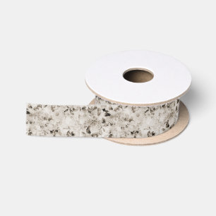 Vintage schäbige elegante weiße graue Rosen mit Satinband