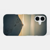 Vintage schneebedeckter Berggipfel iPhone 16 Hülle (Rückseite (Horizontal))
