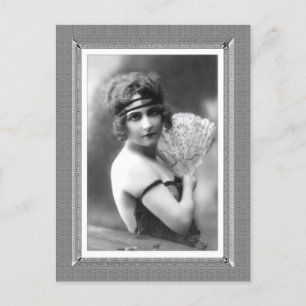 Vintage Schönheit - Fächer - in Schwarzweiß Postkarte
