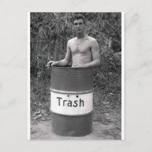 Vintage-Schönling im Müllcontainer Postkarte