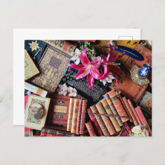 Vintage Schreibmaschine und alte Bücher Postkarte