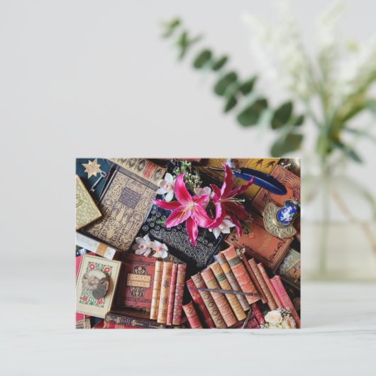 Vintage Schreibmaschine und alte Bücher Postkarte (Stehend Vorderseite)
