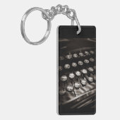 Vintage Schreibmaschinentasten in Schwarz und Weiß Schlüsselanhänger (Vorderseite links)