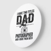 Vintage-Schrift-Dad-Photograf-Shirt-Design_1 Große Wanduhr (Winkel)