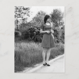 Vintage Schwarz-Weiß-Foto eines Mod-Mädchens Postkarte