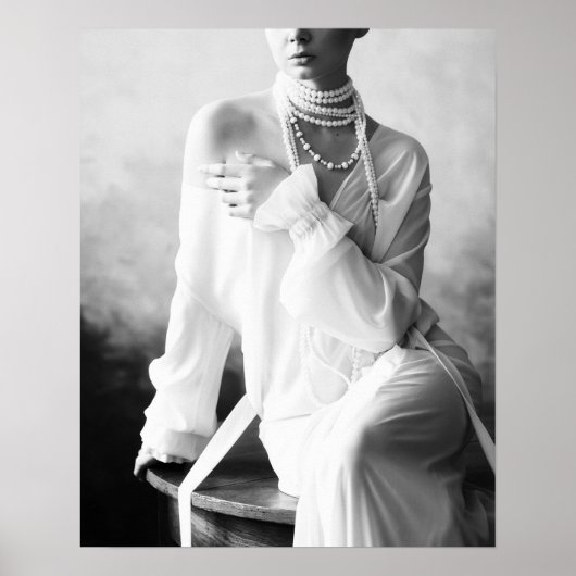 Vintage Schwarz-Weiß-Frau mit Perlen Poster (Vorne)