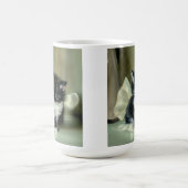 Vintage Schwarz-Weiß-Kätzchen-Stickerei Verwandlungstasse (Zentrum)