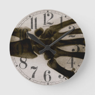 Vintage Schwarz-Weiß-Röntgenbild einer menschliche Runde Wanduhr