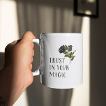 Vintage Schwarze Rose Vertrauen in Ihre Magie Kaffeetasse<br><div class="desc">Gotische und Vintage Tasse zur Illustration der schwarzen Rose mit einem Text,  der "Vertrauen in Ihre Magie" sagt.</div>