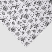 Vintage schwarze Schneeflocken auf weißem Seidenpapier (Ausschnitt)