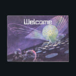 Vintage Science Fiction, ein leuchtendes Orb mit A Fußmatte<br><div class="desc">Leicht zu personalisieren diese Begrüßungsmatte mit Ihrem eigenen Text! Vintage Illustration futuristische Planeten und Weltraum Science Fiction Image Set in der Zukunft. Ein klassisches Retro-Sci-Fi-Comic-Design mit einem leuchtenden Orb mit Lichtern,  die auf einem fremden Planeten kreisen,  und Außerirdischen in Schubbooten,  die in Richtung 50er fahren.</div>