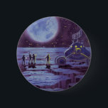 Vintage Science Fiction Erde Rover Außerirdischen  Button<br><div class="desc">Vintage Illustration futuristische Außerirdischen und Roboter Science Fiction Bild mit einem klassischen 50er Comic Buch Design. Retro-Sci-Fi-Design mit Alien-Astronauten auf einem fremden Planeten mit einem Raumfahrzeug,  Mondrover oder Mondrover und Blick auf die Erde und den Weltraum und winkend. Ein dunkler Himmel mit hellen Sternen und Planeten.</div>