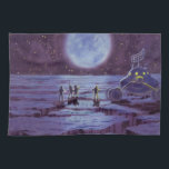 Vintage Science Fiction Erde Rover Außerirdischen  Geschirrtuch<br><div class="desc">Vintage Illustration futuristische Außerirdischen und Roboter Science Fiction Bild mit einem klassischen 50er Comic Buch Design. Retro-Sci-Fi-Design mit Alien-Astronauten auf einem fremden Planeten mit einem Raumfahrzeug,  Mondrover oder Mondrover und Blick auf die Erde und den Weltraum und winkend. Ein dunkler Himmel mit hellen Sternen und Planeten.</div>