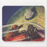 Vintage Science Fiction, futuristische Stadt auf d Mousepad<br><div class="desc">Vintages Bild der Reise und der Science Fiction des Transports mit einem klassischen Comic-Buch Retro-SciFi Weltraum und Planeten-Bild von Astronauten oder Außerirdischen reisen in einem Raumschiff über eine futuristische Metropole auf dem Mond.</div>