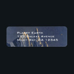 Vintage Science Fiction, Mondschneeplanet<br><div class="desc">Vintage Illustration futuristische Science Fiction Planeten und Weltraumbild. Ein 50er Retro-Sci-Fi-Comic Buch-Design mit einem fremden Planeten bedeckt mit Eis und Schnee in der Nacht mit einem Halbmond über den Bergen im Winter.</div>