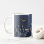 Vintage Science Fiction, Mondschneeplanet Kaffeetasse<br><div class="desc">Vintage Illustration futuristische Science Fiction Planeten und Weltraumbild. Ein 50er Retro-Sci-Fi-Comic Buch-Design mit einem fremden Planeten bedeckt mit Eis und Schnee in der Nacht mit einem Halbmond über den Bergen im Winter.</div>