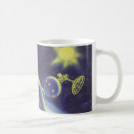 Vintage Science Fiction Orbit-Raumstation Kaffeetasse<br><div class="desc">Vintage Illustration futuristischen Weltraum und Planeten Science Fiction Bild. Eine Raumstation,  die sich um einen Planeten oder Mond umkreist und in Zukunft eine helle Sonne am Himmel strahlt. Ein klassischer 50er Retro-Sci-Fi-Comic Buch Design.</div>