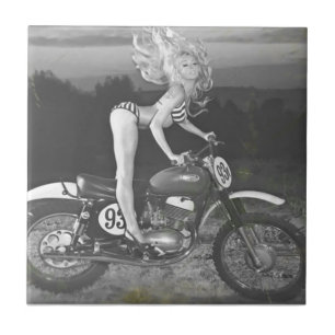 VINTAGE SCRAMBLER UND HEISSES MODELL. FLIESE
