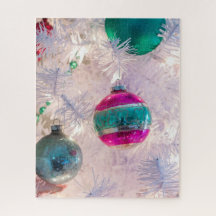 Vintage Shiny Brite Ornamente am Weißen Baum