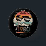 Vintage Since 1980 Button<br><div class="desc">Das perfekte Vintage Geburtstagsgeschenk mit Ihrem Geburtsjahr und schönen Retrofarben. Sehr nette alte Schule und modernes Design gleichzeitig.</div>