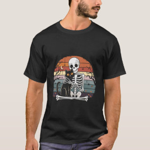 Vintage-Skelett umarmt Katze Halloween Katzenliebh T-Shirt