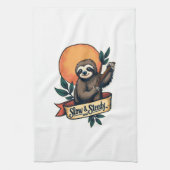 Vintage Sloth T-Shirt Slow and Steady Humor Design Geschirrtuch (Vertikal)