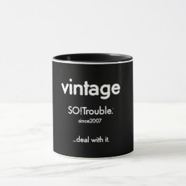 vintage SO!Trouble-Logo und Tagline auf Schwarz Tasse