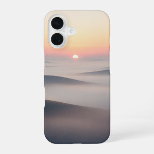 Vintage-Sonnenaufgang über nebligen Hügeln iPhone 16 Hülle