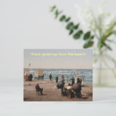 Vintage Sonnenbäder am Strand Postkarte (Stehend Vorderseite)