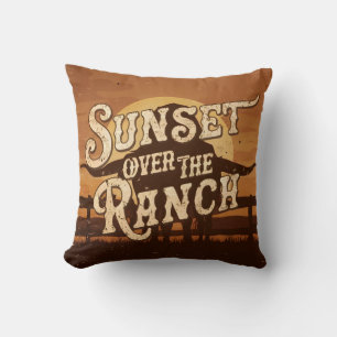 Vintage-Sonnenuntergang über der Ranch Kissen
