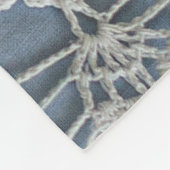 Vintage Spitze: kleine weiße Rosen. Fleecedecke (Ecke)