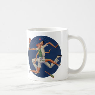 Vintage-Sport, Tennisspieler krachen mit Schlägern Kaffeetasse